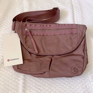 Lululemon Festival Bag II crossbody in dusty mauve